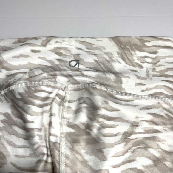 GAP GapFit Compression Brush Stroke Grey White Pattern Capri Legging Size Medium - Picture 8 of 9